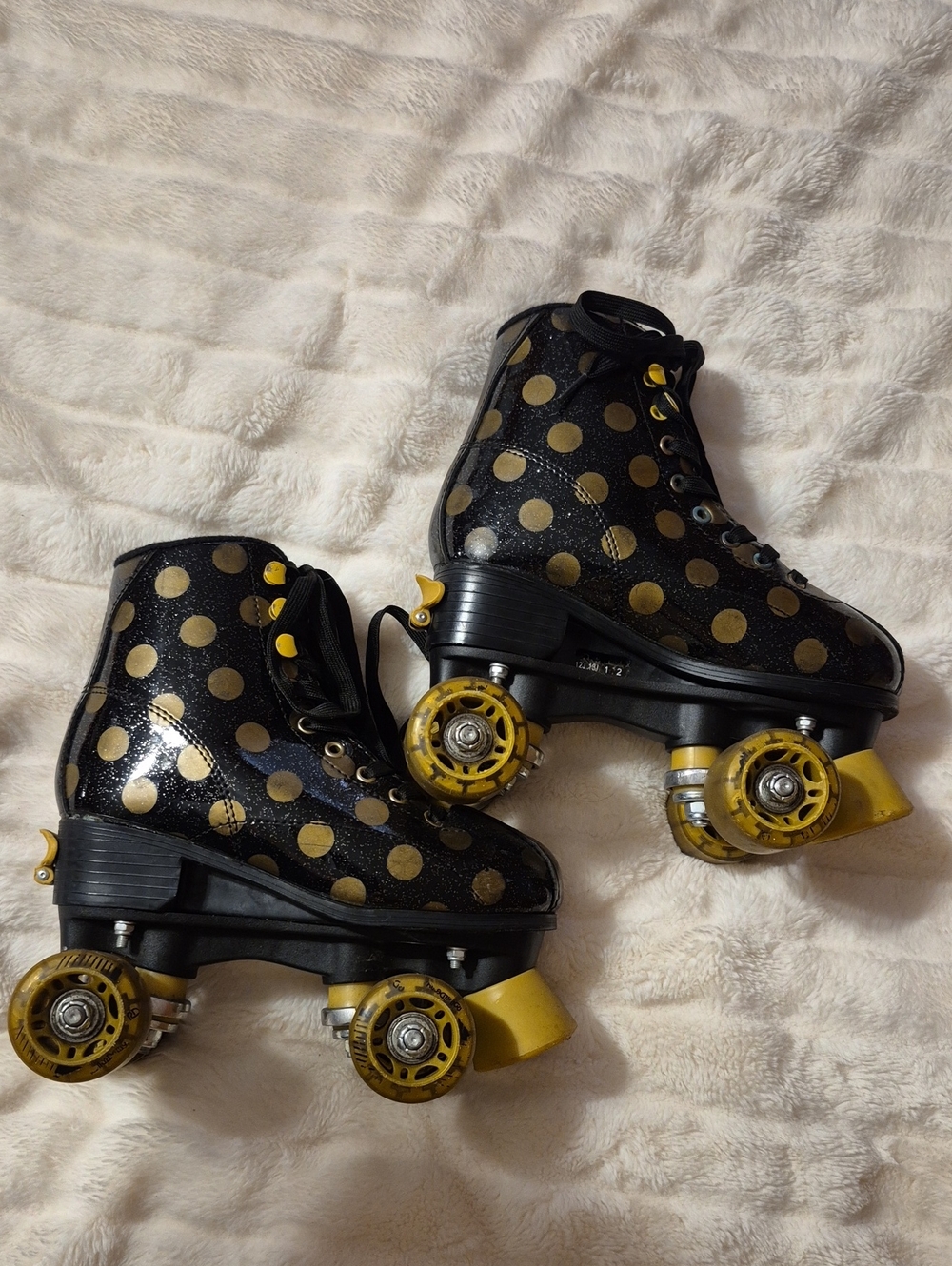 ROLLER DERBIE PIXIE SKATES, Kids Black and Gold Polka Dot Roller Skates